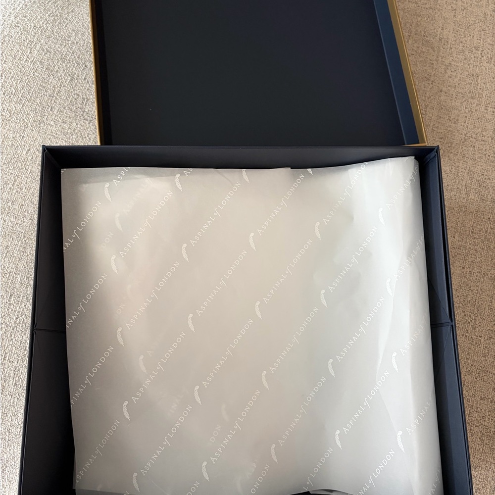 Aspinal of London Gift Box with Tissue & Shopper Bag - Picture 3 of 6